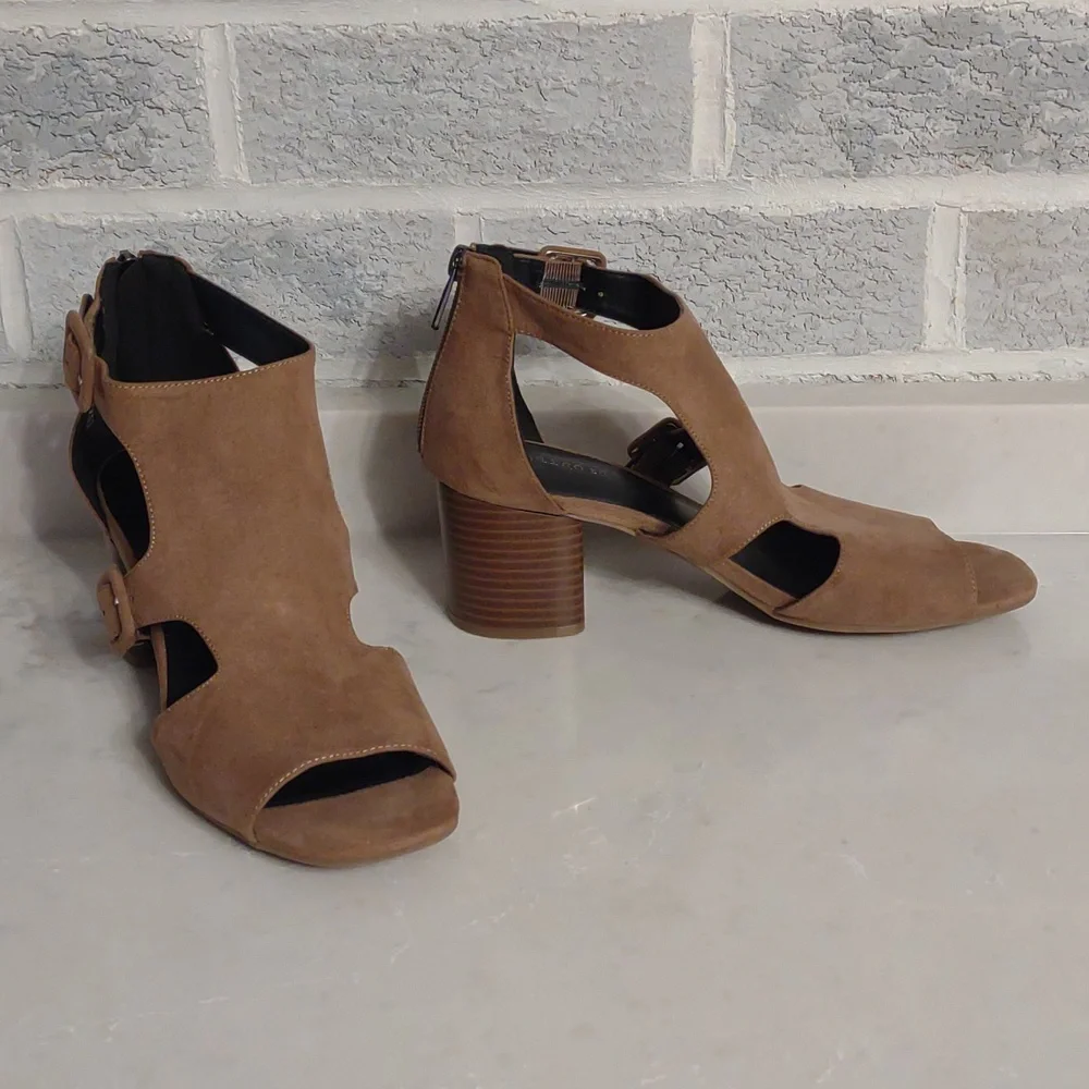 Indigo Rd. Mandi Women's Tan Open Square Toe Cutout Wedge Heel Sandals Size 8